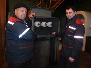 25 Электромонтеры Игорь Гурий и Иван Кучук ремонтируют понижающий трансформатор.